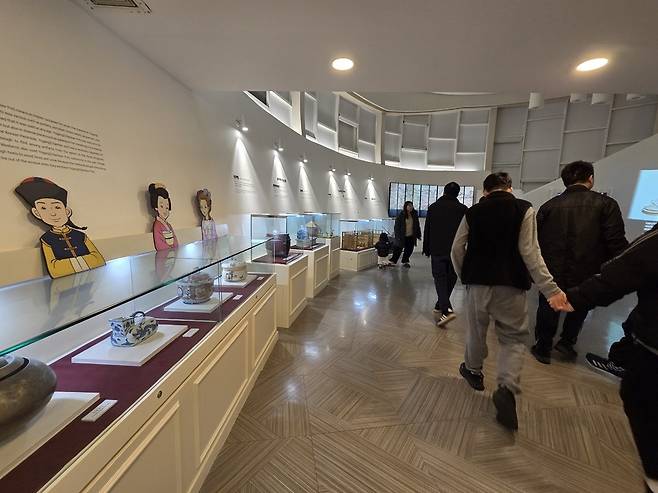 ▲ 해우재 전시장의 관람객들.