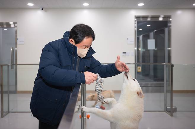 ▲ 주광덕 남양주시장이 일패동 남양주시동물보호센터를 방문해 시설과 보호동물을 살펴보고 있다. /사진제공=남양주시