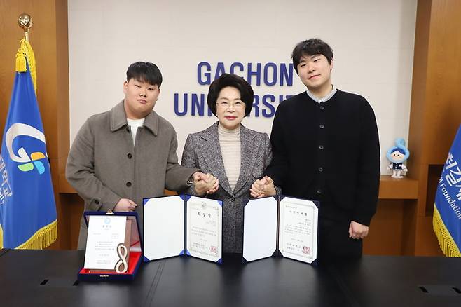 이길여 가천대 총장(가운데)이 12일 행정학과 김성규 학생(오른쪽)과 한국어문학과 김동규 졸업생을 총장실로 직접 초청, 가천인재상을 수여한 뒤 기념촬영을 하고 있다. 사진=가천대학교
