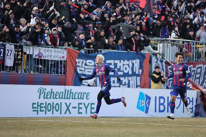 수원종합운동장서 열린 하나은행 K리그2 수원FC의 홈개막전서 프리조가 용인을 상대로 골을 성공시킨후 기뻐하며 달려가고 있다. 사진=한국프로축구연맹