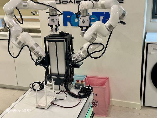 분리수거 중인 AI로봇. 양쪽 손에 플라스틱병과 캔을 쥐고 각각 다른 색상의 분리수거함에 넣고 있다. 임효인 기자