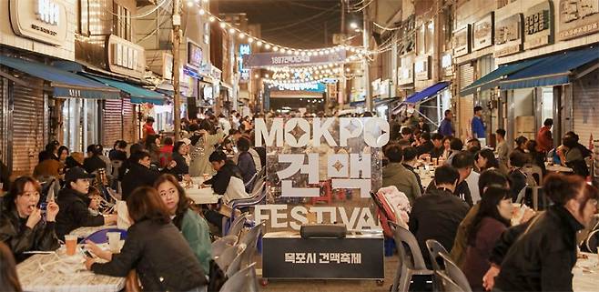 목포 원도심 활성화를 위해 주민과 상인들이 직접 출자해 출범한 건맥1897협동조합이 최근 금리 인상과 원금 상환 부담으로 존폐 위기에 처했다. 사진은 2024년 열린 건맥페스티벌 현장 모습. <건맥1897협동조합 제공>