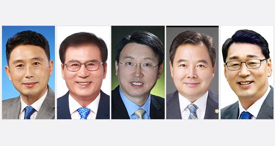 [6·3지방선거 현장을 가다-전남 함평군수]사진은 왼쪽부터 이남오 전남함평군의회 의장, 이상익 함평군수, 이성일 민주당 중앙정책위 부의장, 이윤행 46대 함평군수, 조성철 조선대 법인이사(가나다 順)