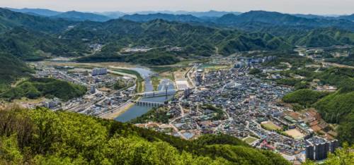 영월군은 늘어난 관광객들이 불편 없이 지역을 찾고 다시 방문할 수 있도록 다양한 관광객 편의대책을 마련해 운영하고 있다(사진은 영월읍 전경).