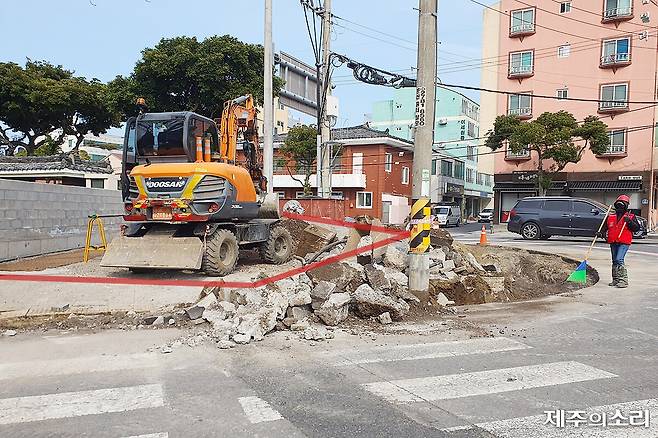 제주시 정부제주지방합동청사 동측 사거리. 제주시는 급거브 도로를 완화 하기 위해 빨간선으로 표시된 단독주택 마당 일부를 매입했다. 해당 구간에는 우회전 도로 새롭게 들어선다.