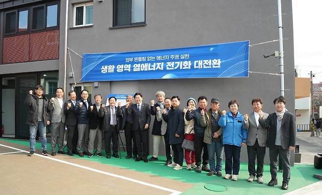 오영훈 지사는 12일 그린리모델링을 한 제주시 금산로 주택을 찾아 오는 2035년까지 도내 10만 가구의 난방과 온수를 화석연료 없이 전기만으로 해결하는 '생활영역 열에너지 전기화 전환'을 추진하겠다고 밝혔다. &nbsp;