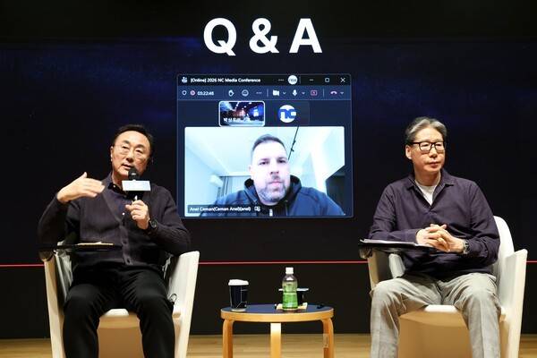 엔씨소프트 경영진들이 12일 경기도 성남시 엔씨소프트 판교R&D센터에서 열린 '2026 엔씨 경영전략 간담회'에서 질의에 답하고 있다. 박병무 공동대표(왼쪽), 아넬 체만 센터장(화면), 홍원준 CFO(오른쪽). [출처=엔씨소프트]