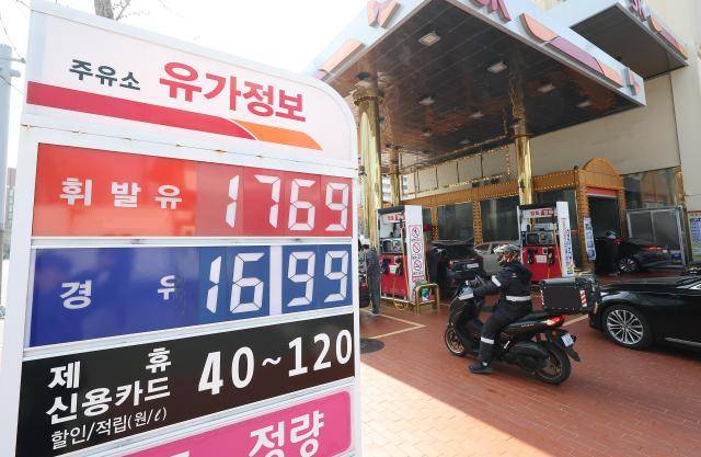정부가 석유 최고가격제를 검토 중인 12일 서울 노원구 한 주유소에 가격 안내판이 놓여 있다. [사진=연합뉴스]
