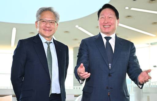 최태원 대한상의 회장이 지난해 10월 31일 경북 경주시 경주예술의전당에서 열린 아시아태평양경제협력체(APEC) CEO 서밋에서 젠슨 황 엔비디아 CEO와 환담 후 취재진의 질문에 답하고 있다.