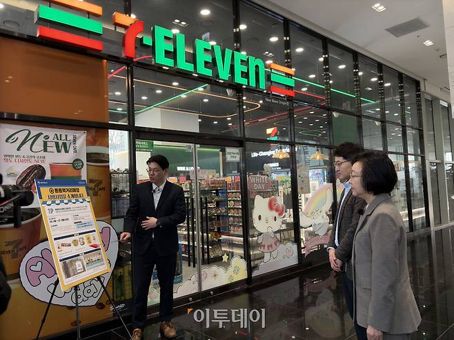 오유경 식품의약품안전처장이 서울 강동구 튼튼먹거리 매장 1호점 앞에서 튼튼먹거리 시범사업에 대한 설명을 듣고 있다.(황민주 기자 minchu@)