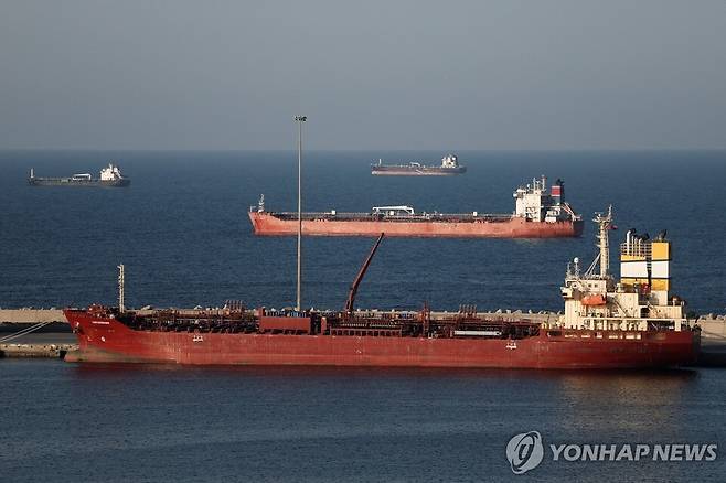 호르무즈 해협 앞에서 대기 중인 유조선들./ 로이터 연합뉴스