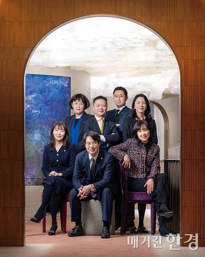 (뒷줄 왼쪽부터) 김윤영 부지점장 겸 PB, 윤득용 지점장, 홍정표 부지점장, 한송희 차장 겸  PB,  (앞줄 왼쪽부터) 이효정 차장, 김영웅 센터장, 이지은 부지점장 겸 PB