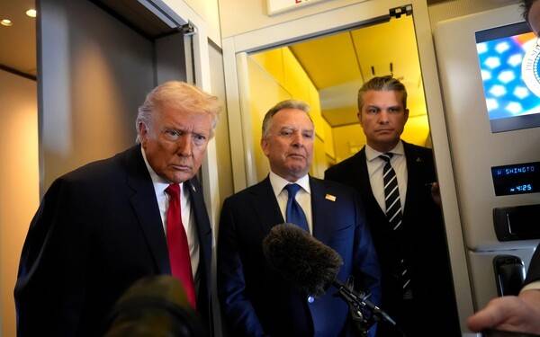 도널드 트럼프 미국 대통령이 지난 7일(현지시간) 에어포스 원 기내에서 보도진의 질문을 받고 있다.&nbsp;