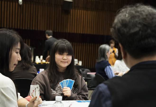 현대백화점이 12월까지 전국 주요 지점을 순회하며 카드 전략게임 브리지 대회를 8차례 개최한다. 11일 서울 압구정본점에서 열린 개막전에서 참가 선수들이 열띤 두뇌 싸움을 펼치고 있다. 현대백화점 제공