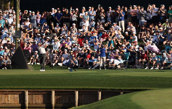 잰더 쇼플리가 TPC소그래스를 상징하는 17번홀에서 티샷을 하고 있다. (사진=AFPBBNews)