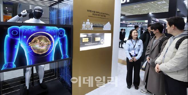 지난 11일 서울 강남구 삼성동 코엑스에서 열린 '인터배터리 2026'를 찾은 관람객들이 삼성 SDI 전고체 배터리를 살펴보고 있다. (사진=삼성SDI)