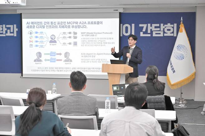 국가인공지능전략위원회 사회분과 주관 <노동 현장 AI 전환과 일자리의 미래 릴레이 간담회>에서 김민기 KAIST 경영전문대학원 원장이 AI는 일자리를 대체하는가, 확장하는가?를 주제로 발제를 진행하고 있다. 사진=국가인공지능전략위