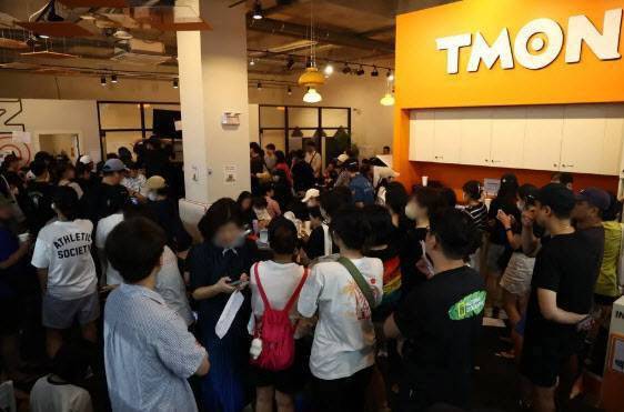 지난 2024년 티메프(티몬위메프) 판매대금 미정산 사태가 이어져 피해자들이 서울 강남구 티몬 신사옥에서 환불을 받기 위해 대기하던 모습 (사진=연합뉴스)