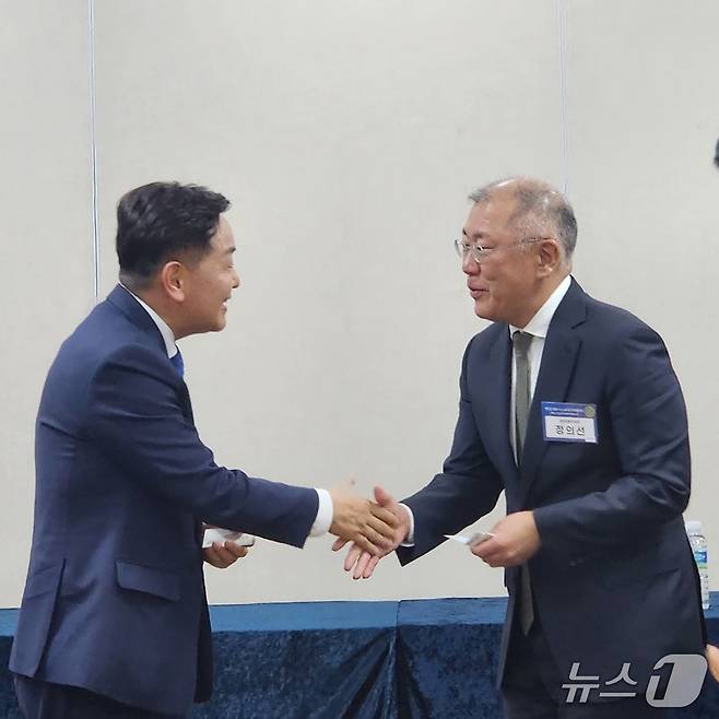 지난 2월 27일 전북 군산 새만금컨벤션센터에서 현대차 그룹과 정부 5개 부처, 전북도가 '새만금 로봇·수소 첨단산업 육성 및 수소 AI 도시 조성을 위한 투자협약'을 체결한 가운데 김관영 전북도지사와 정의선 회장이 악수를 하고 있다.(김관영 전북도지사 페이스북 캡처)/뉴스1