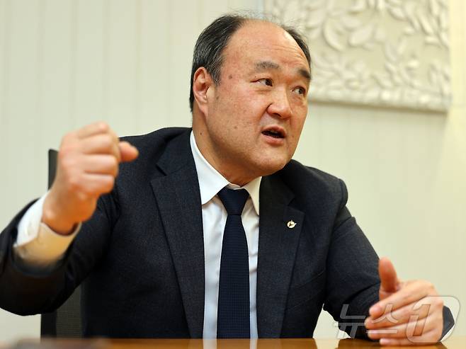 우연철 대한수의사회 회장이 10일 서울 종로구 뉴스1 본사에서 인터뷰를 하고 있다. ⓒ 뉴스1 황기선 기자