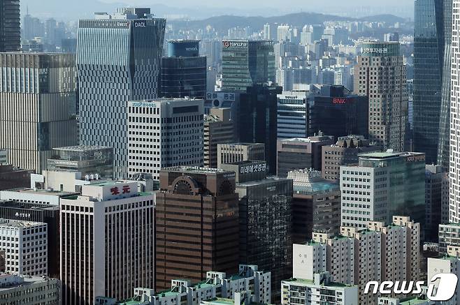 24일 서울 영등포구 여의도 63빌딩에서 바라본 여의도 증권가. 2024.1.24 ⓒ 뉴스1 김진환 기자
