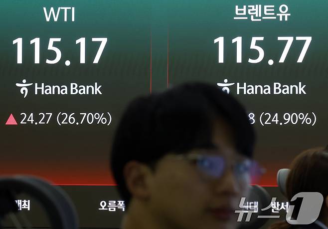 중동상황에 따른 호르무즈 해협 봉쇄 등의 영향으로 서부텍사스산중질유(WTI) 선물이 한때 30% 폭등하는 등 국제 유가가 요동친 9일 서울시 중구 하나은행 딜링룸 전광판에 서부텍사스산중질유와 브렌트유 선물 가격이 표시되고 있다. 2026.3.9 ⓒ 뉴스1 박정호 기자
