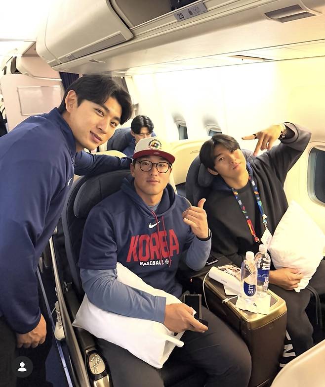 전세기를 타고 마이애미로 이동중인 대표팀 선수들.(KBO SNS 캡처)
