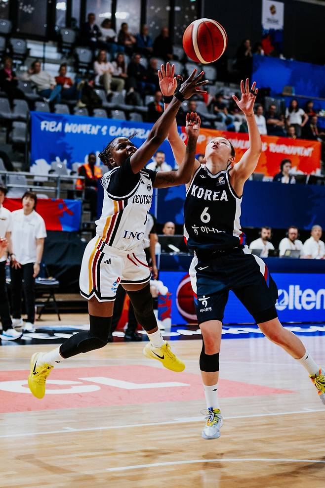 한국이 12일(한국시간) 프랑스에서 열린 2026 FIBA 여자 농구 월드컵 최종예선 A조 1차전에서 독일에 49-76으로 졌다. (FIBA 제공)