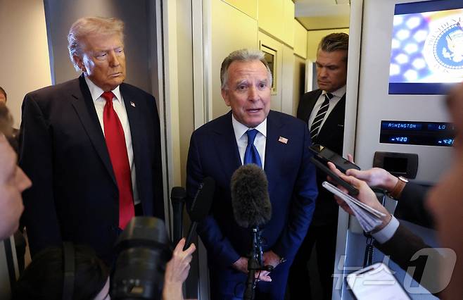 스티브 위트코프 중동특사(가운데)가 7일(현지시간) 델러웨어 도버 공군기지에서 플로리다 마이애미로 향하는 에어포스원(미 대통령 전용기)에서 도널드 트럼프 미국 대통령, 피트 헤그세스 국방장관 등과 함께 기자들과 만나 질문에 답하고 있다.2026.03.07. ⓒ 로이터=뉴스1