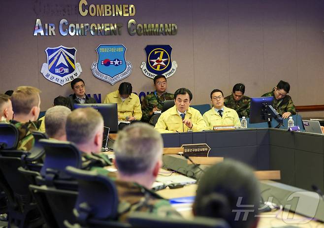 안규백 국방부 장관이 자유의 방패(FS) 연습이 진행 중인 11일 연합 공군구성군사령부를 방문해 연합방위태세를 점검하고 연습 상황을 보고 받고 있다. (국방부 제공. 재판매 및 DB 금지) 2026.3.11 ⓒ 뉴스1