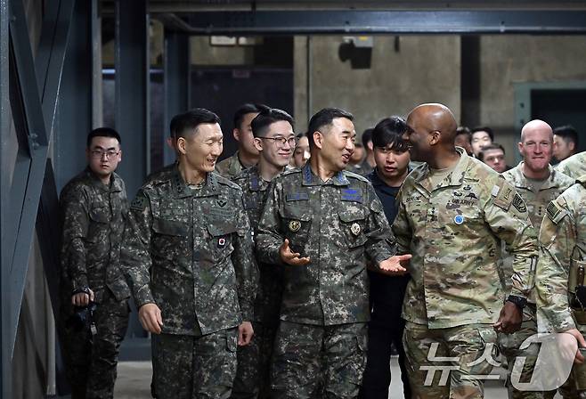 진영승 합참의장과 브런슨 연합사령관이 11일 연합사 전시지휘소 작전상황실로 이동하고 있다. (합동참모본부 제공. 재판매 및 DB 금지) 2026.3.11 ⓒ 뉴스1 김명섭 기자