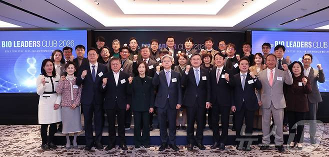 이영섭 뉴스1 대표이사가 12일 오전 서울 중구 롯데호텔에서 열린 '제27회 바이오리더스클럽'에서 참석자들과 기념촬영을 하고 있다. 왼쪽부터 권혜영 목원대 교수, 동을원 게이트웨이사이언스 대표이사, 강석연 식품의약품안전평가원장, 박영민 국가신약개발산업단(KDDF) 단장, 최수진 국민의힘 의원, 이영섭 뉴스1 대표이사, 김윤 더불어민주당 의원, 이병건 국제백신연구소 한국후원회 이사장, 조용준 동구바이오제약 회장, 황규석 서울시의사회장, 송영주 법무법인 태평양 고문. 2026.3.12 ⓒ 뉴스1 김성진 기자