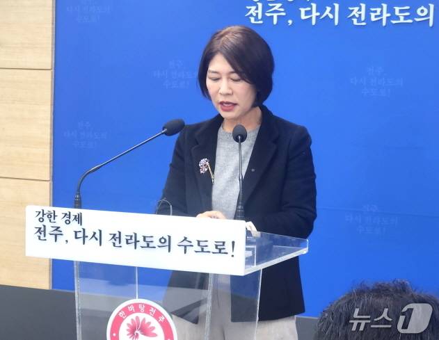 노은영 전주시 문화체육관광국장이 12일 전주시청에서 브리핑을 열고 종광대 후백제 도성 복원사업이 국토부 공공개발용 토지비축사업 선정에 대해 설명하고 있다./뉴스1