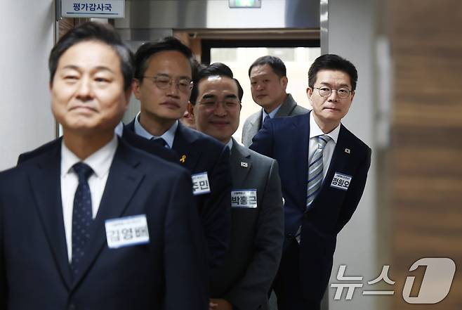 더불어민주당 서울시장 후보인 김영배·박주민·박홍근·전현희 의원과 정원오 성동구청장이 지난달 23일 오전 서울 영등포구 더불어민주당 당사에서 열린 중앙당공천관리위원회 2차 회의 및 광역단체장 후보자 면접에 참석하고 있다. 2026.2.23 ⓒ 뉴스1 김민지 기자