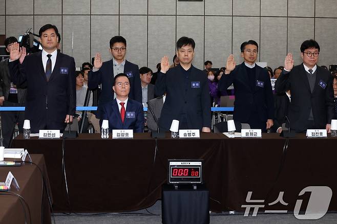 김광호 전 서울경찰청장이 12일 서울 중구 은행회관에서 열린 10·29 이태원참사 진상규명 청문회에서 증인 선서를 거부하고 있다. (공동취재) 2026.3.12 ⓒ 뉴스1 최지환 기자