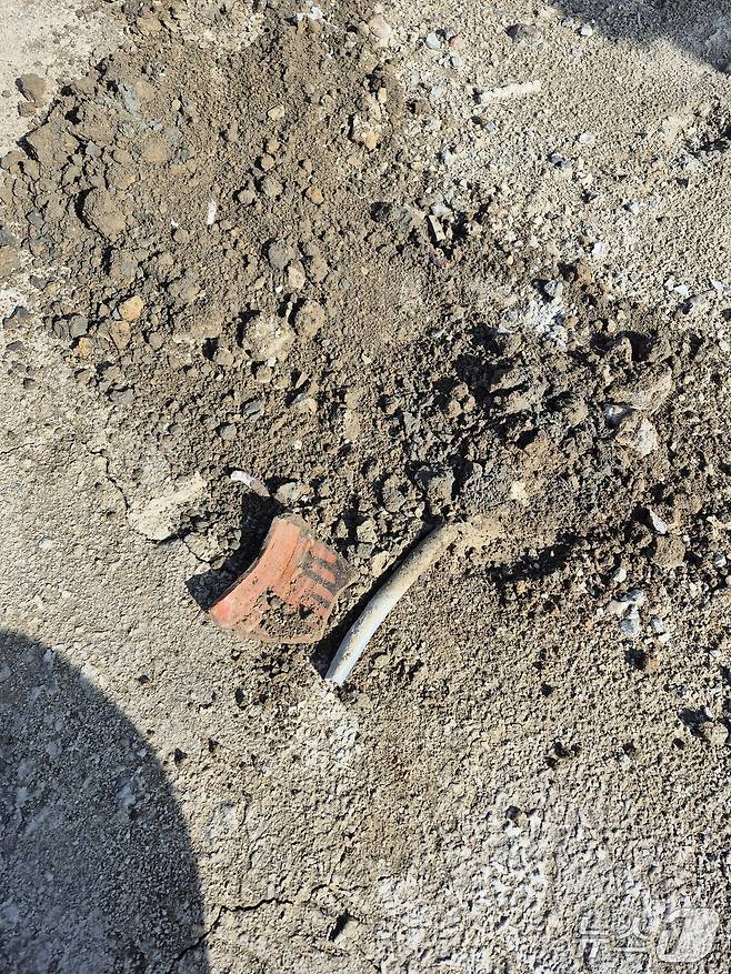 화성지역 농지에 공사 현장 배출물이 섞인 모습. (화성서부경찰서 제공. 재판매 및 DB 금지) 2026.3.12/뉴스1