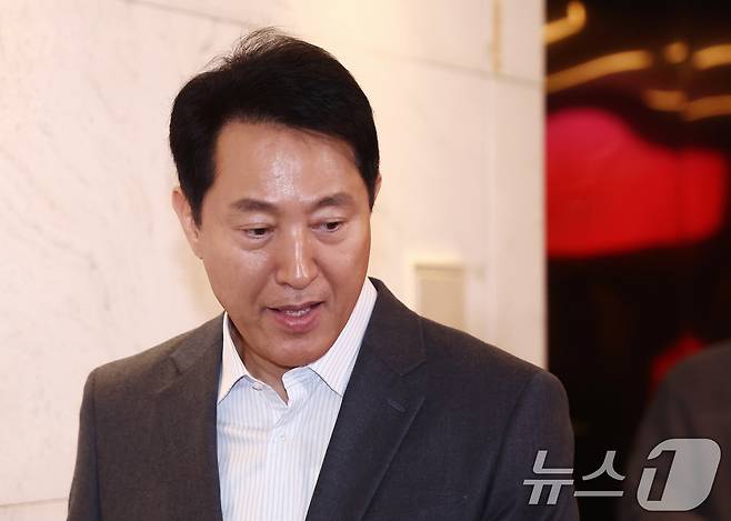 오세훈 서울시장이 12일 오후 서울 중구 더 플라자 호텔에서 열린 2026 하이서울기업지원 사업 관련 특별강의를 마치고 국민의힘 6·3 지방선거 서울시장 후보 등록 관련 백브리핑을 하기 위해 이동하고 있다. 2026.3.12 ⓒ 뉴스1 김민지 기자