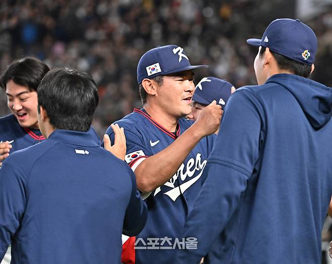 대한민국 야구대표팀의 노경은이 9일 일본 도쿄 도쿄돔에서 열린 2026 월드 베이스볼 클래식(WBC) 조별리그 호주와의 경기 3회말 수비를 무실점으로 마친 뒤 동료들과 하이파이브를 하고 있다. 2026. 3. 9.  도쿄(일본) | 박진업 기자 upandup@sportsseoul.com