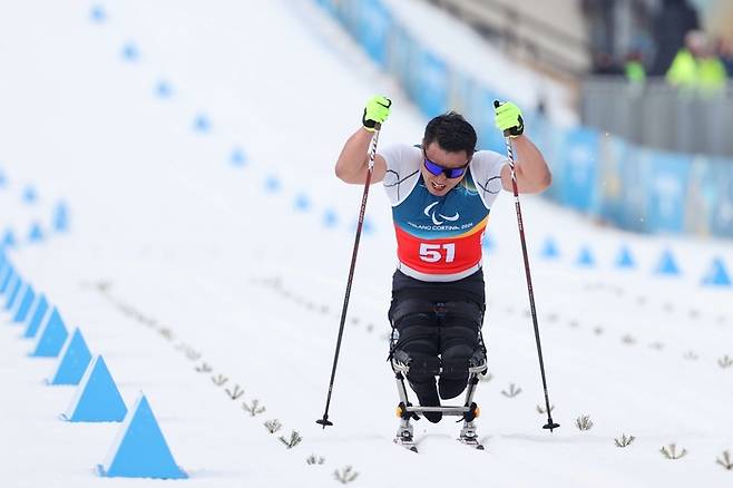 신의현이 11일(현지시간) 이탈리아 테세로 크로스컨트리 스타디움에서 열린 2026 밀라노·코르티나 동계패럴림픽 크로스컨트리 스키 남자 좌식 10㎞ 인터벌 스타트에서 9위를 기록했다. 이번 대회 처음으로 ‘톱10’에 들었다. 사진 | 대한장애인체육회