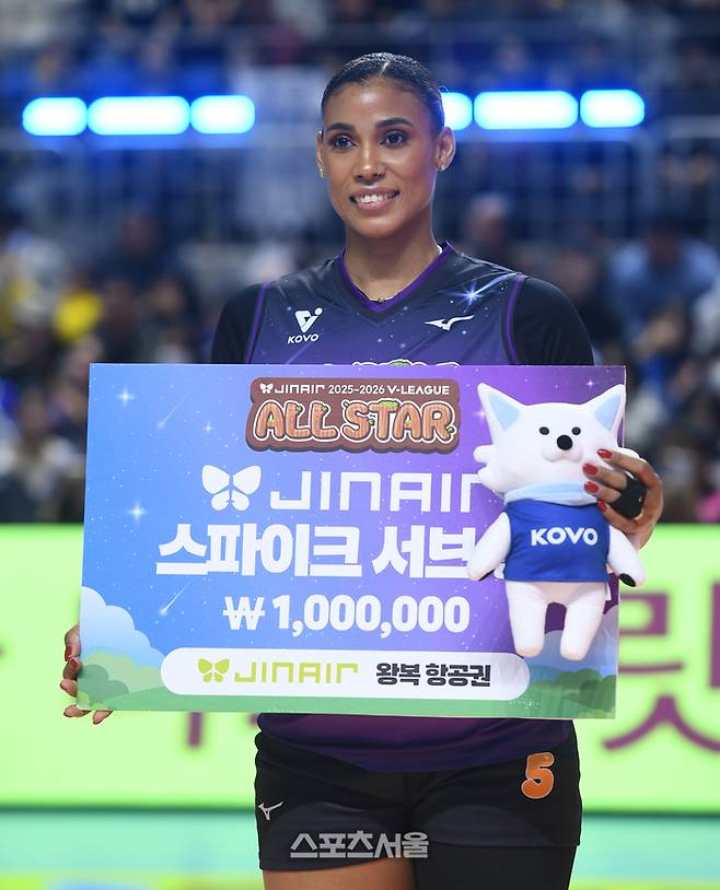 스파이크 서브 퀸을 차지한 실바가 25일 춘천 호반체육관에서 열린 2025-2026 V-리그 올스타전에서 포즈를 취하고 있다.  2026. 1. 25. 춘천 | 최승섭기자 thunder@sportsseoul.com