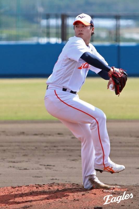 한화 왕옌청이 일본 오키나와에서 열린 WBC 야구대표팀과 평가전서 등판해 역투하고 있다. 사진 | 한화 이글스