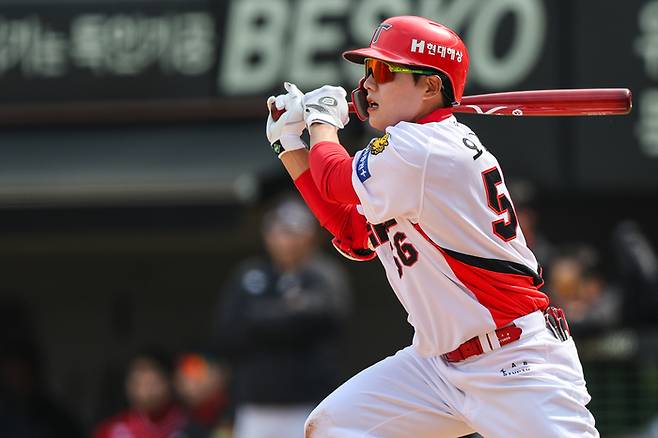 KIA 오선우가 12일 광주-기아 챔피언스필드에서 열린 SSG와 시범경기에서 4회말 1사 만루에서 1타점 적시타를 치고 있다. 사진 | KIA 타이거즈
