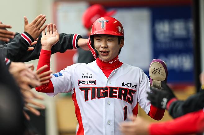 KIA 박정우가 12일 광주-기아 챔피언스필드에서 열린 SSG와 시범경기에서 득점한 후 더그아웃에서 동료들과 하이파이브를 하고 있다. 사진 | KIA 타이거즈