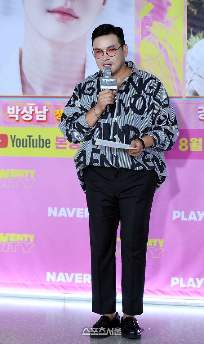 플레이리스트 디지털 드라마 ‘트웬티 트웬티’(Twenty-Twenty) 제작발표회가 12일 서울 중구 studio H에서 열렸다. MC 딩동이 행사 사회를 보고 있다. 최승섭기자 thunder@sportsseoul.com