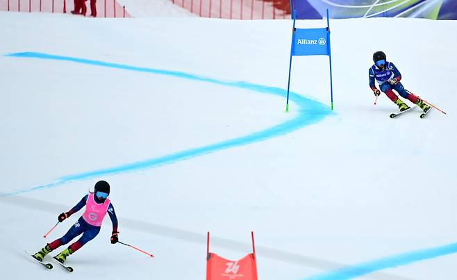 최사라(오른쪽)와 어은미 가이드가 12일(현지시간) 이탈리아 코르티나 토파네 알파인스키 센터에서 열린 2026 밀라노·코르티나 동계패럴림픽 알파인스키 여자 대회전 시각장애 부문 1차 레이스를 펼치고 있다. 사진 | 대한장애인체육회