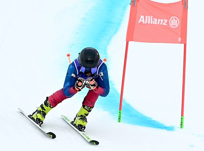 최사라가 12일(현지시간) 이탈리아 코르티나 토파네 알파인스키 센터에서 열린 2026 밀라노·코르티나 동계패럴림픽 알파인스키 여자 대회전 시각장애 부문 1차 레이스를 마친 후 어은미 가이드와 포옹하고 있다. 사진 | 대한장애인체육회