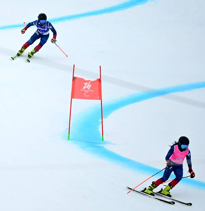 최사라(왼쪽)와 어은미 가이드가 12일(현지시간) 이탈리아 코르티나 토파네 알파인스키 센터에서 열린 2026 밀라노·코르티나 동계패럴림픽 알파인스키 여자 대회전 시각장애 부문 1차 레이스를 펼치고 있다. 사진 | 대한장애인체육회