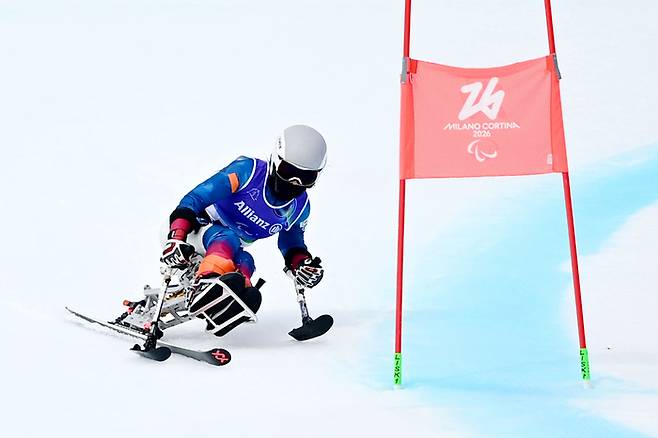 박채이가 12일(현지시간) 이탈리아 코르티나 토파네 알파인스키 센터에서 열린 2026 밀라노·코르티나 동계패럴림픽 알파인스키 여자 대회전 좌식 부문 1차 레이스를 펼치고 있다. 사진 | 대한장애인체육회