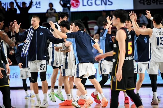소노 선수들이 11일 창원체육관에서 열린 2025~2026 LG전자 프로농구 6라운드 LG전 승리 후 기뻐하고 있다. 사진 | KBL