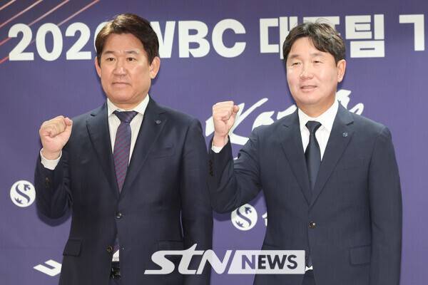 조계현 KBO 전력강화위원장과 류지현 대한민국 야구 국가대표팀 감독이 6일 오전 서울 중구 프레스센터에서 열린 WBC 대표팀 명단 발표 기자회견에서 기념촬영을 하고 있다. /사진=뉴시스